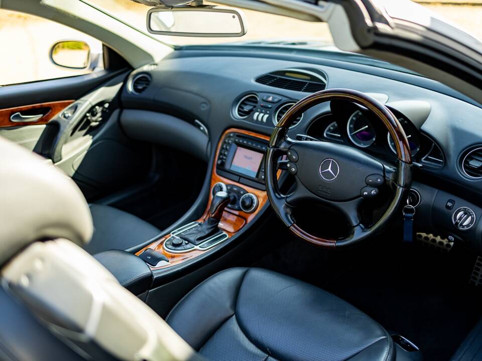 Image 24/50 de Mercedes-Benz SL 500 (2003)