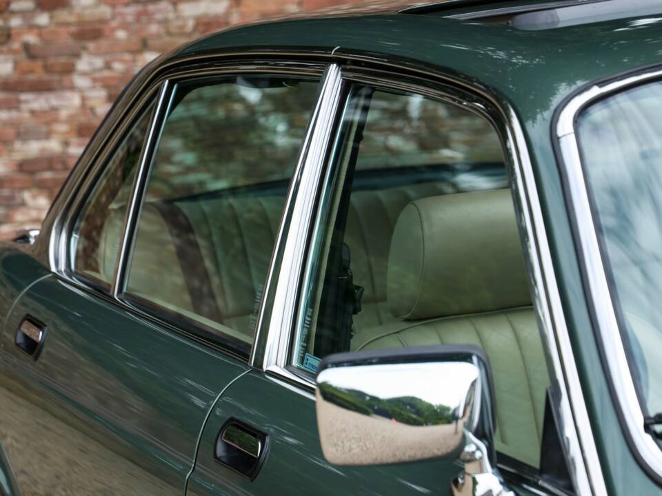 Image 48/50 of Jaguar XJ 6 4.2 (1985)