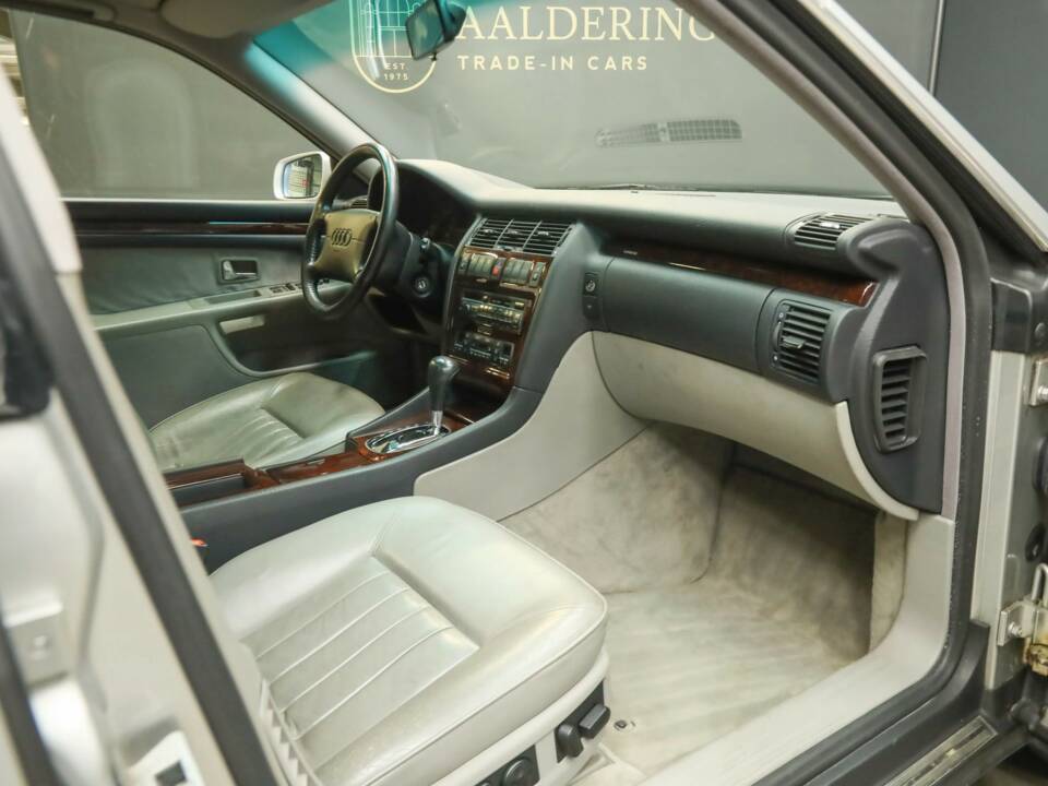 Immagine 44/50 di Audi A8 4.2 quattro (1995)