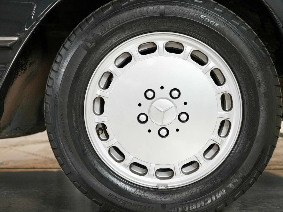 Afbeelding 22/24 van Mercedes-Benz 560 SL (1988)