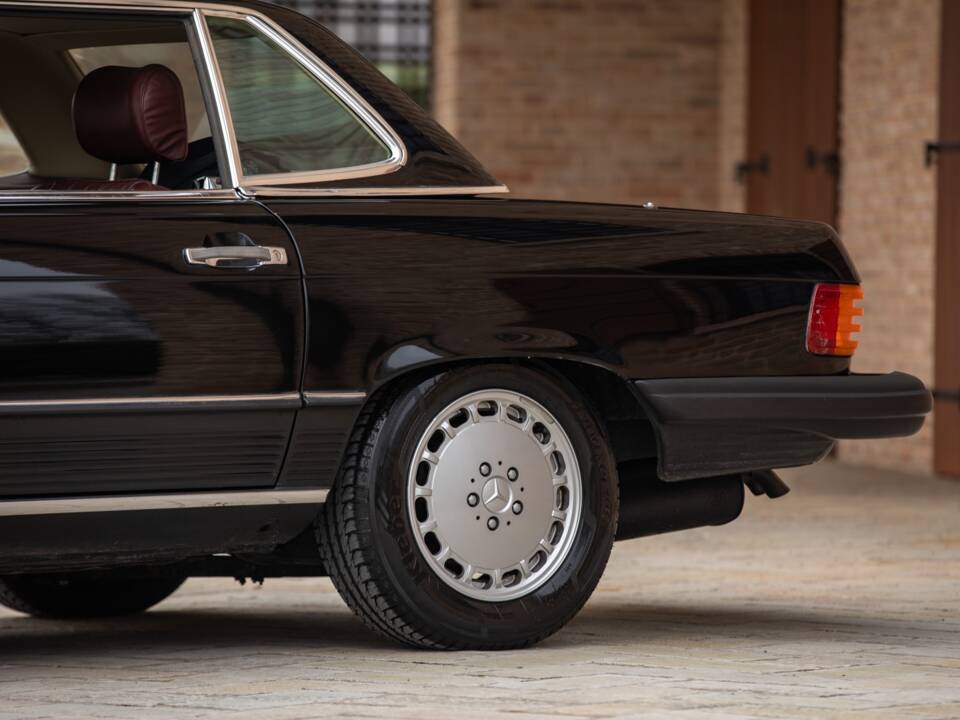 Afbeelding 13/50 van Mercedes-Benz 560 SL (1986)