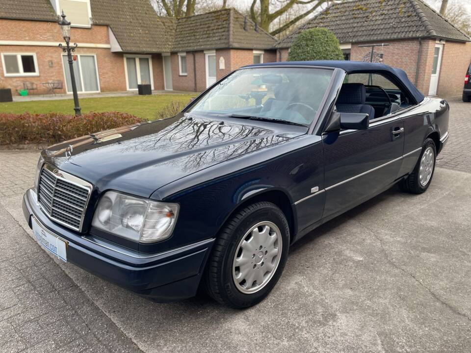 Image 18/25 of Mercedes-Benz E 200 (1996)