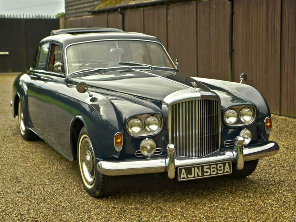 Image 3/50 of Bentley S 3 Continental Flying Spur (1963)
