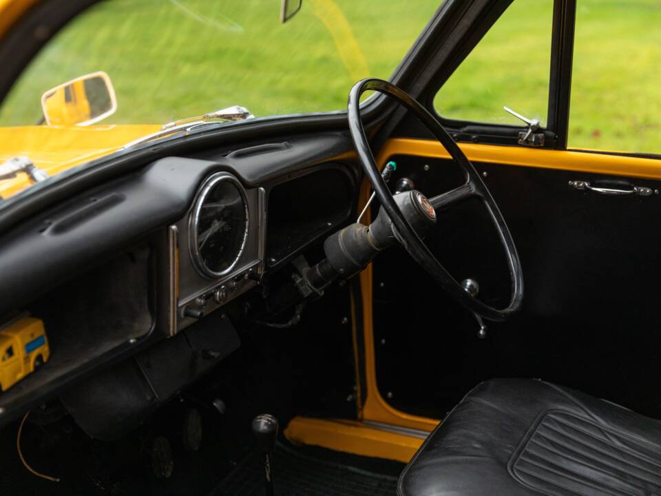 Image 29/50 of Morris Minor Van (1971)