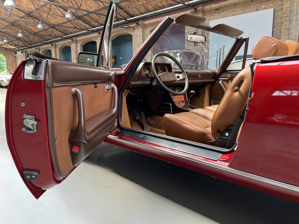 Image 13/28 of Peugeot 504 Convertible (1981)