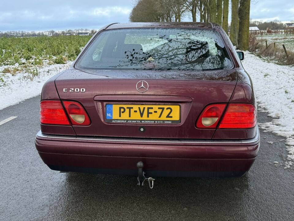 Bild 4/14 von Mercedes-Benz E 200 (1996)