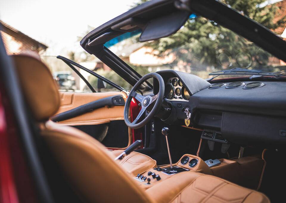 Image 2/8 of Ferrari 308 GTSi (1985)