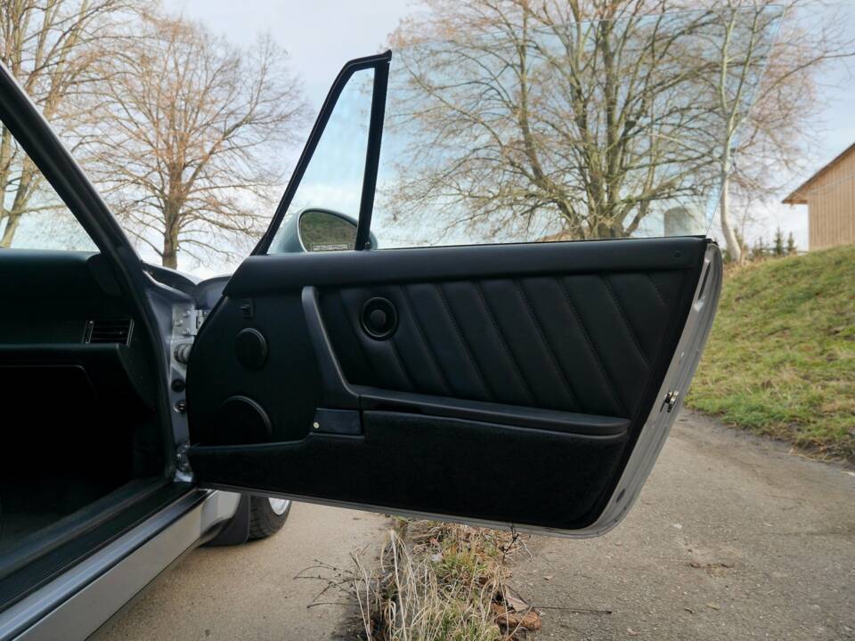 Image 26/37 de Porsche 911 Carrera 2 (WTL) (1992)