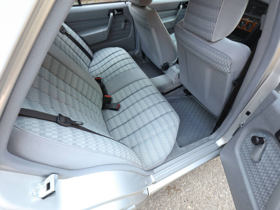 Immagine 15/100 di Mercedes-Benz 190 E 2.3 (1992)