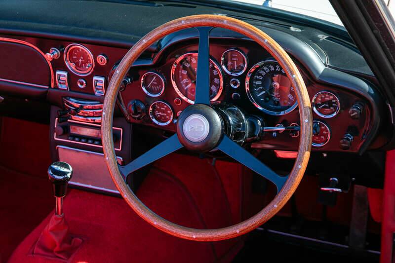 Image 10/38 of Aston Martin DB 6 Mk II Volante (1970)