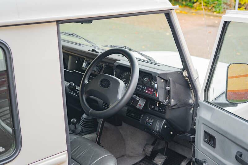 Image 26/41 of Land Rover Defender 90 "50th Anniversary" (1999)