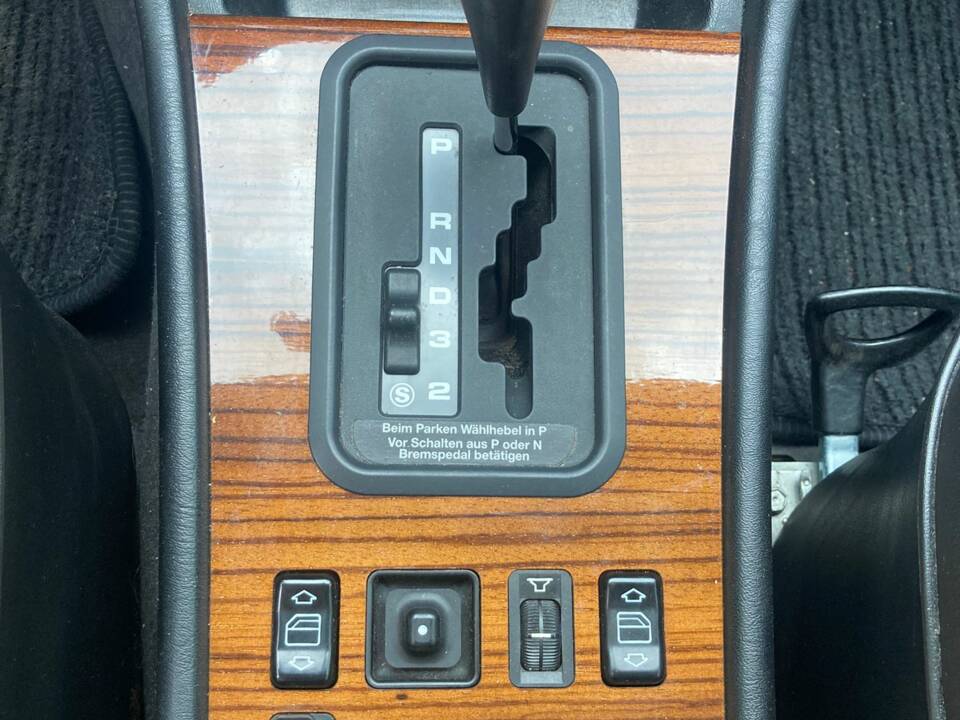 Immagine 19/29 di Mercedes-Benz 300 SE (1990)