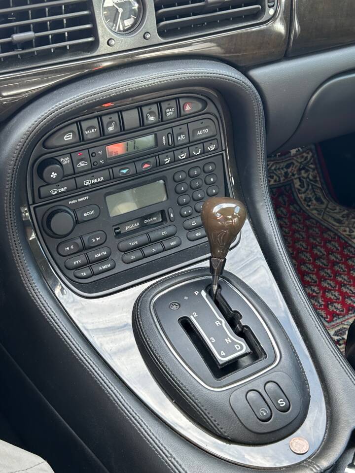 Image 8/9 of Jaguar XJR 4.0 (2000)