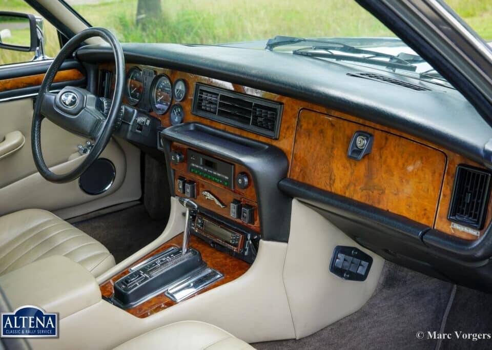 Image 24/57 de Jaguar XJ 12 (1986)