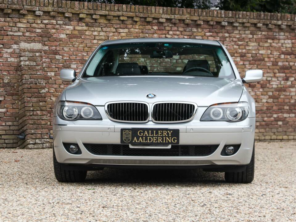 Immagine 13/50 di BMW 750i (2007)