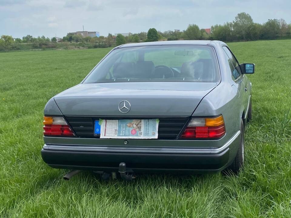 Bild 4/10 von Mercedes-Benz 230 CE (1990)