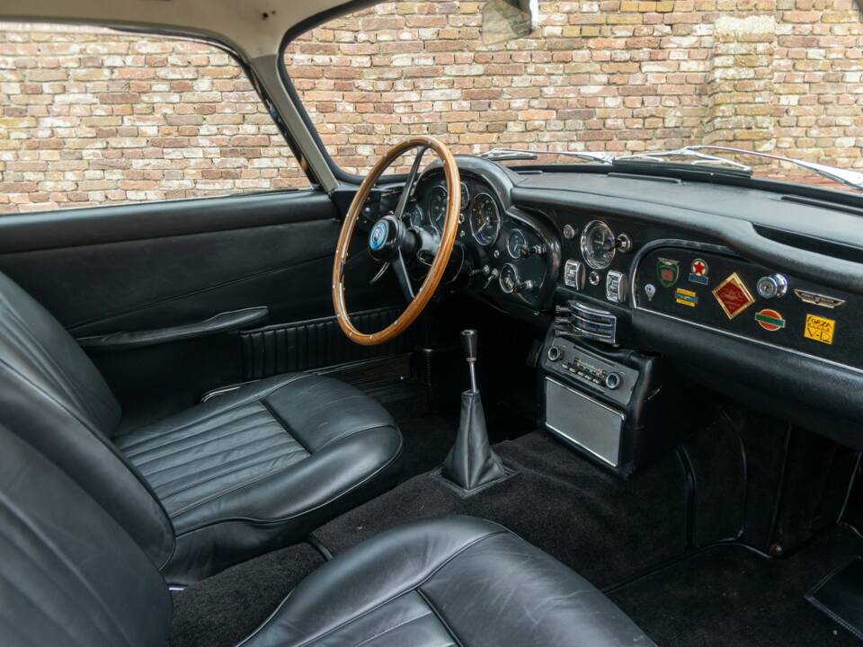 Image 33/50 de Aston Martin DB 5 Vantage (1965)