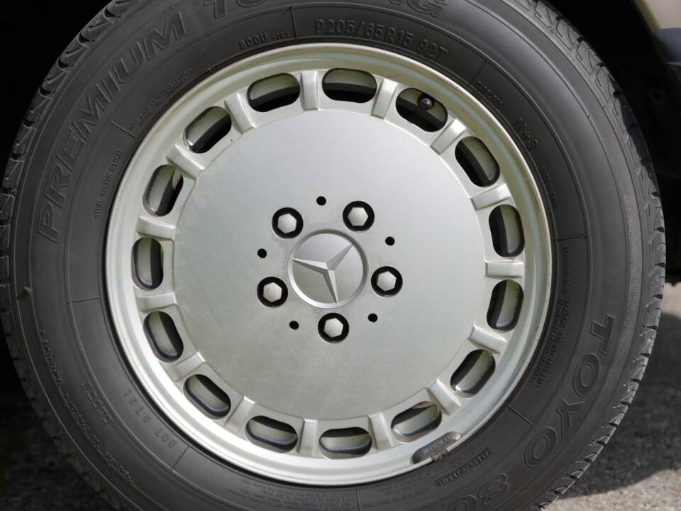 Bild 12/19 von Mercedes-Benz 560 SL (1989)