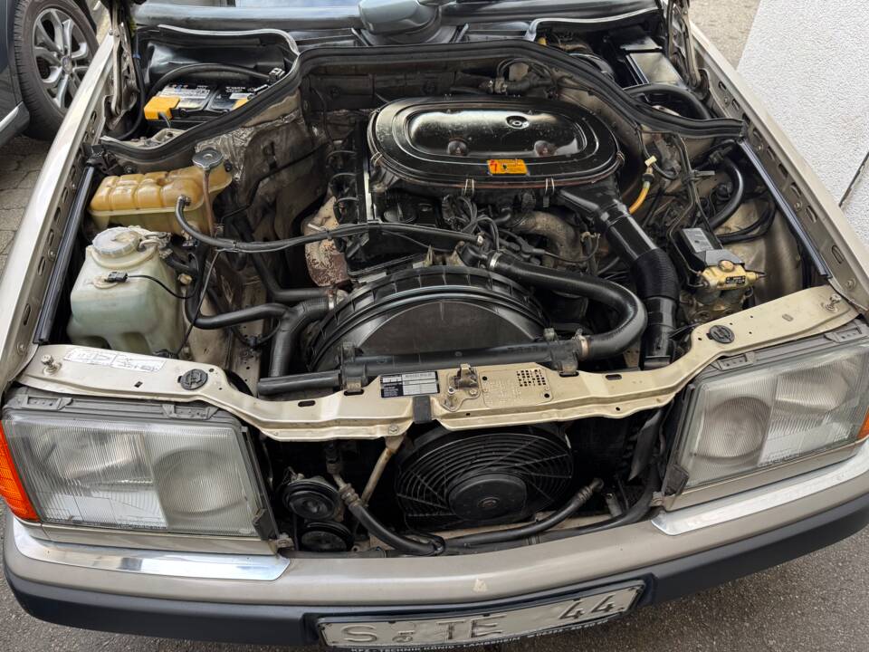 Afbeelding 14/14 van Mercedes-Benz 200 E (1989)