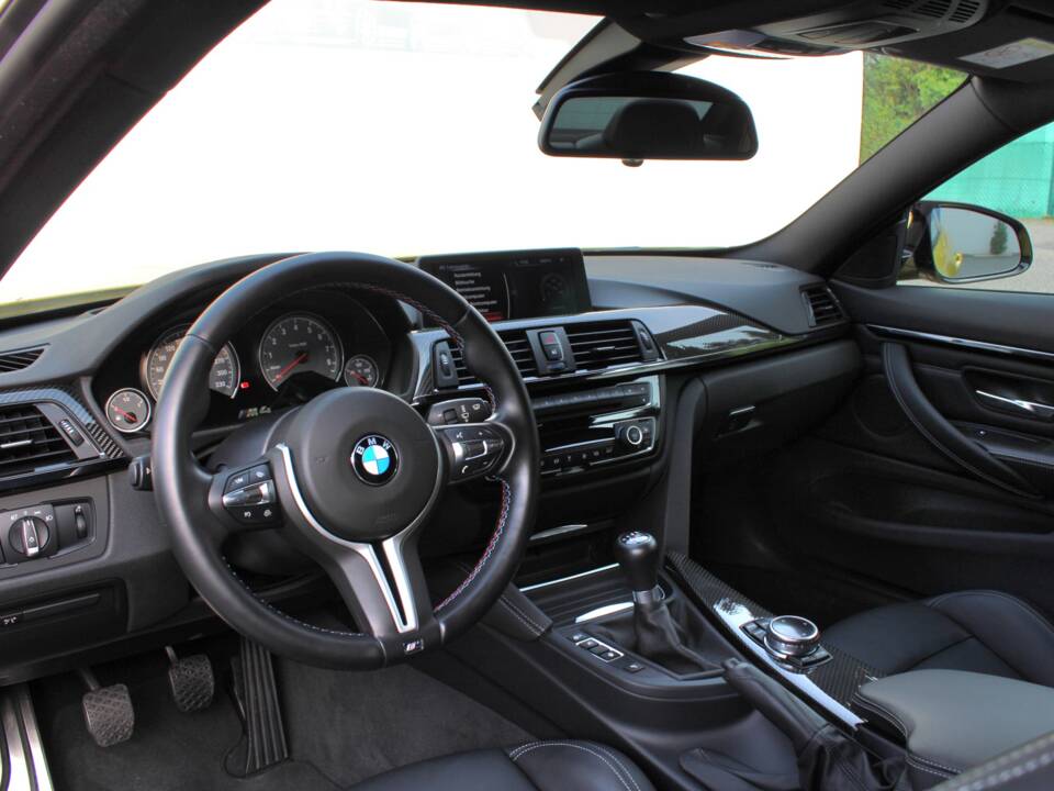 Image 34/98 of BMW M4 (2014)