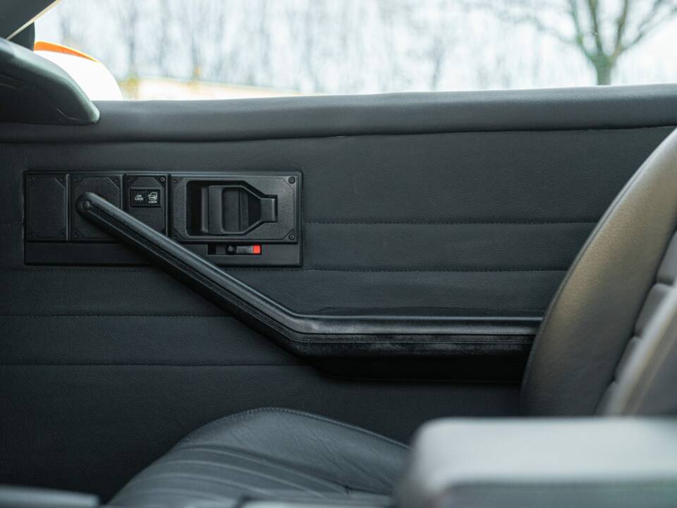 Image 32/50 of Chevrolet Camaro Z28 (1992)