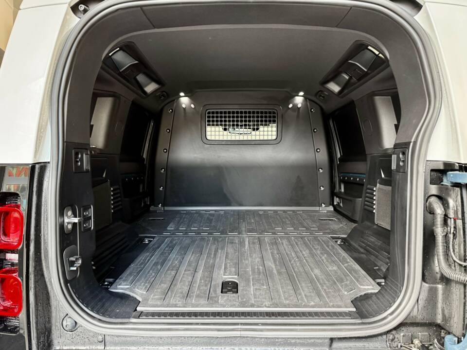 Image 22/25 of Land Rover Defender 110 D300 AWD (2022)