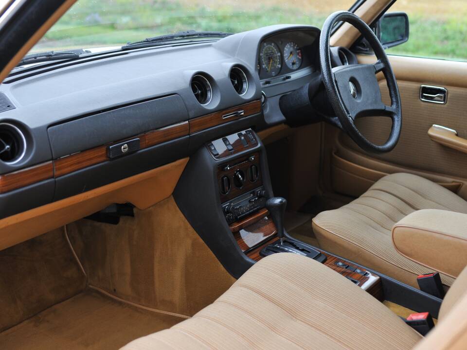 Image 4/33 of Mercedes-Benz 230 CE (1985)