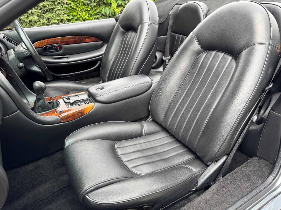 Image 21/28 of Aston Martin DB 7 Volante (1997)
