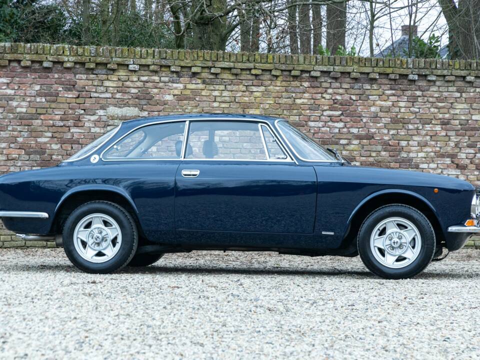 Image 42/50 of Alfa Romeo Giulia GT 1300 Junior (1971)