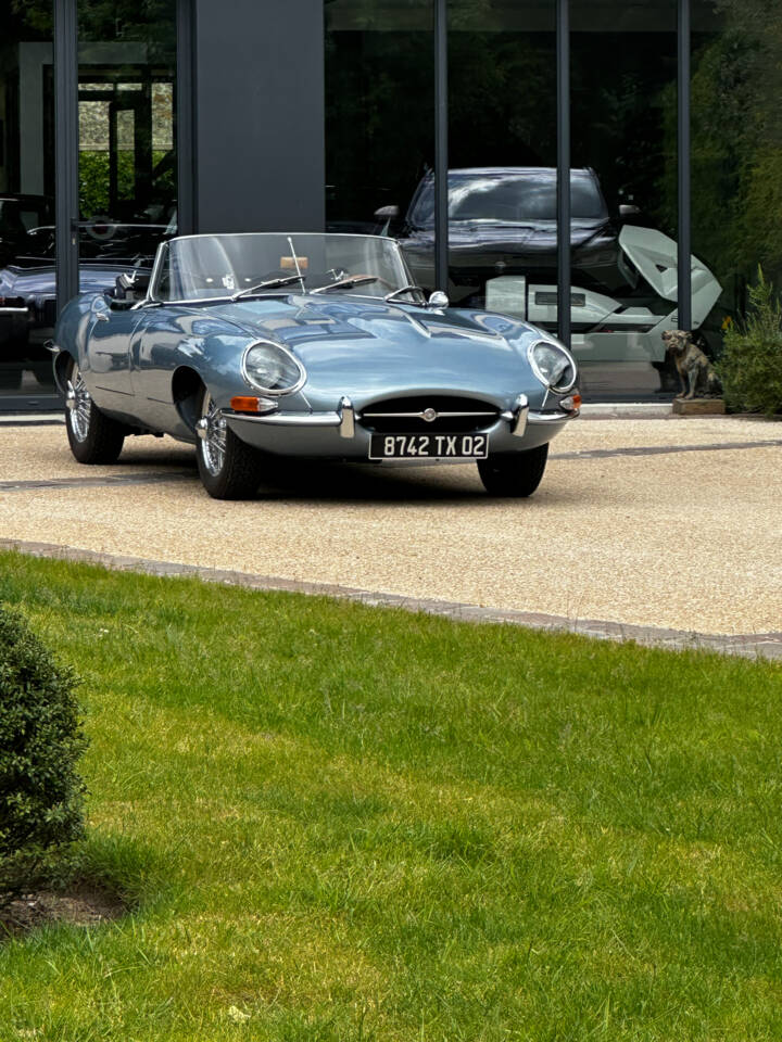 Image 13/13 of Jaguar Type E 4.2 (1966)