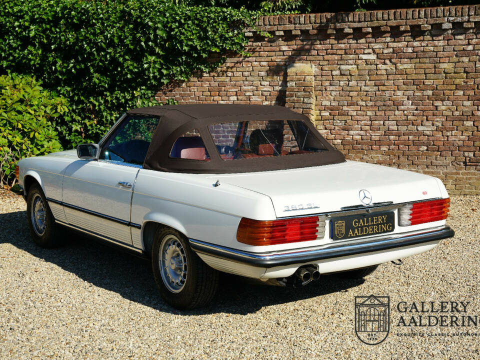 Immagine 2/50 di Mercedes-Benz 380 SL (1982)