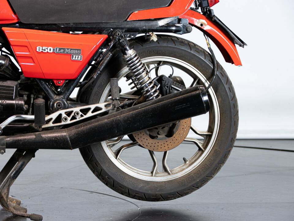 Image 19/49 de Moto Guzzi 850 LeMans (1981)