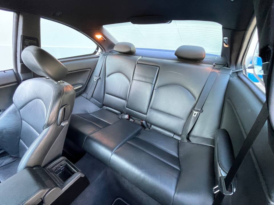 Image 16/18 of BMW M3 (2002)