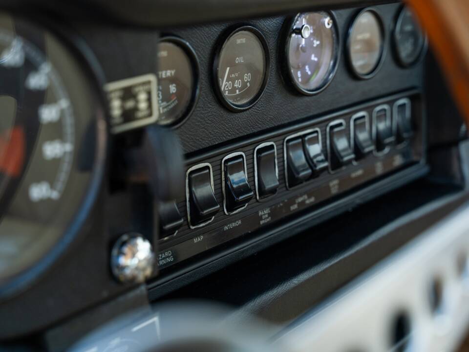 Image 43/78 de Jaguar E-Type (1969)
