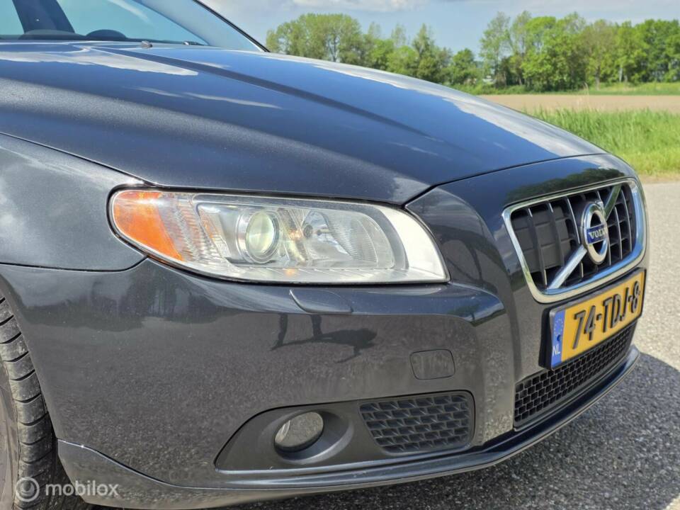Image 15/44 of Volvo V 70 2.0 T5 (2012)