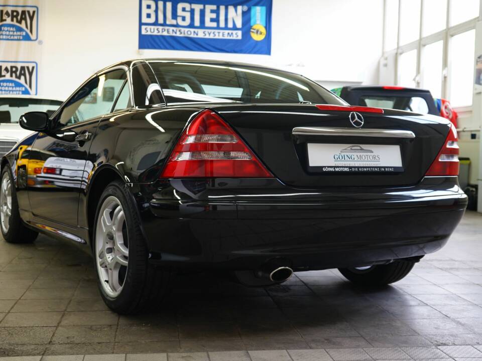 Immagine 8/44 di Mercedes-Benz SLK 230 Kompressor (2003)