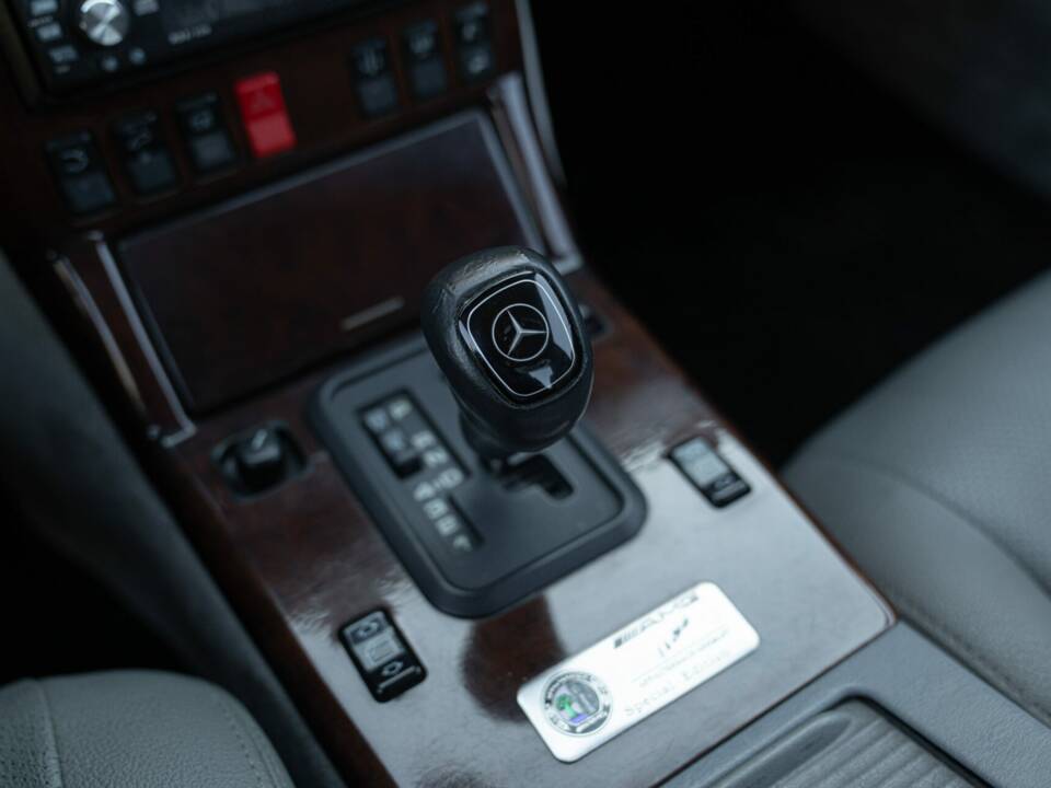 Image 33/50 of Mercedes-Benz SL 320 (1997)