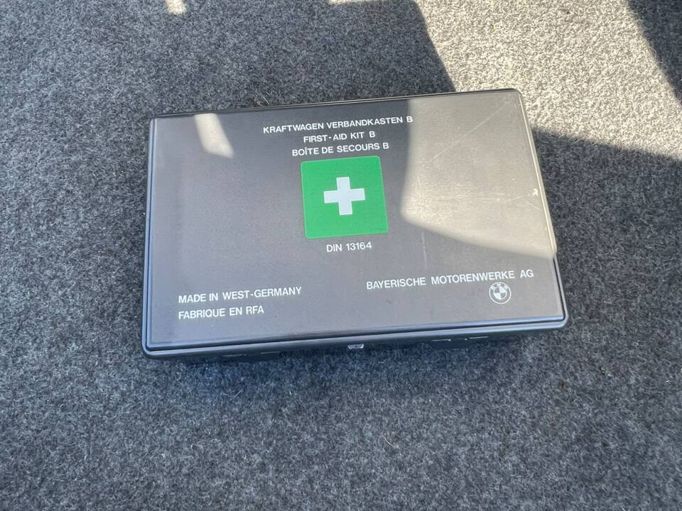 Image 35/36 of BMW 745i (1985)