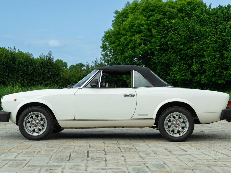 Image 7/50 of FIAT Spider 2000 Pininfarina 50th Anniversary Edition (1981)