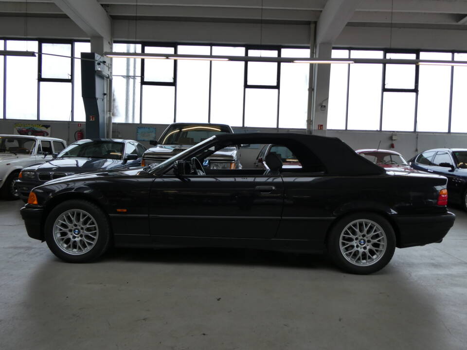 Image 17/40 de BMW 320i (1997)