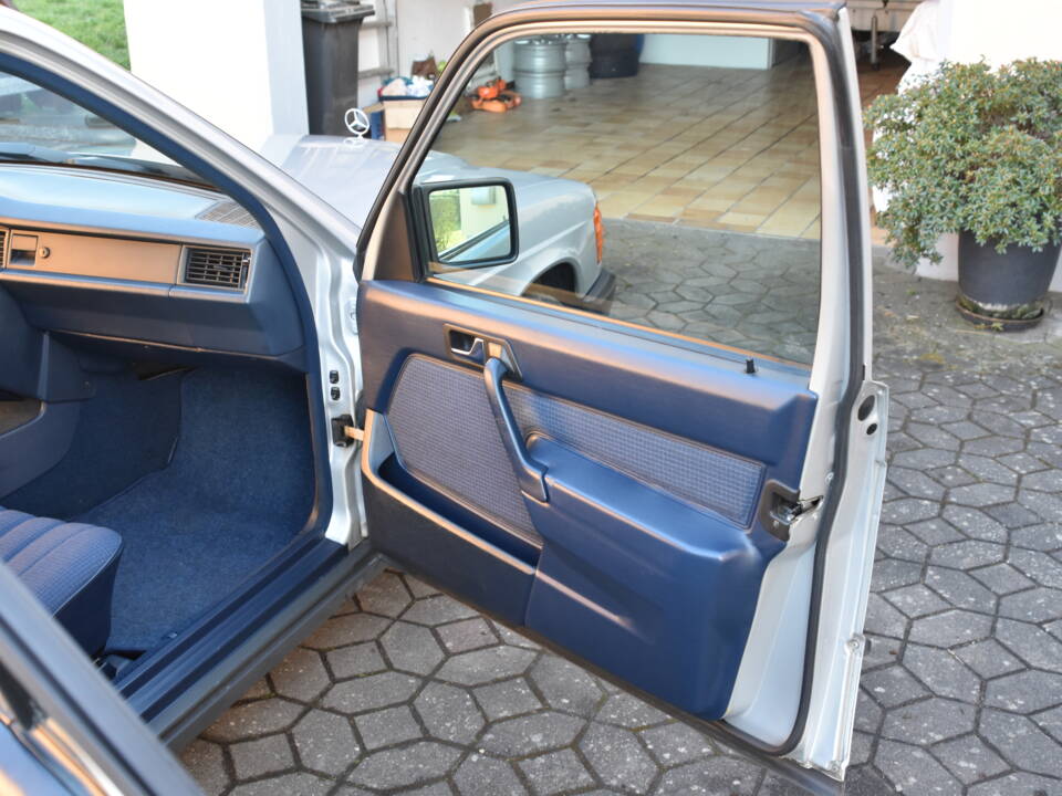 Image 14/18 of Mercedes-Benz 190 E 2.6 (1987)