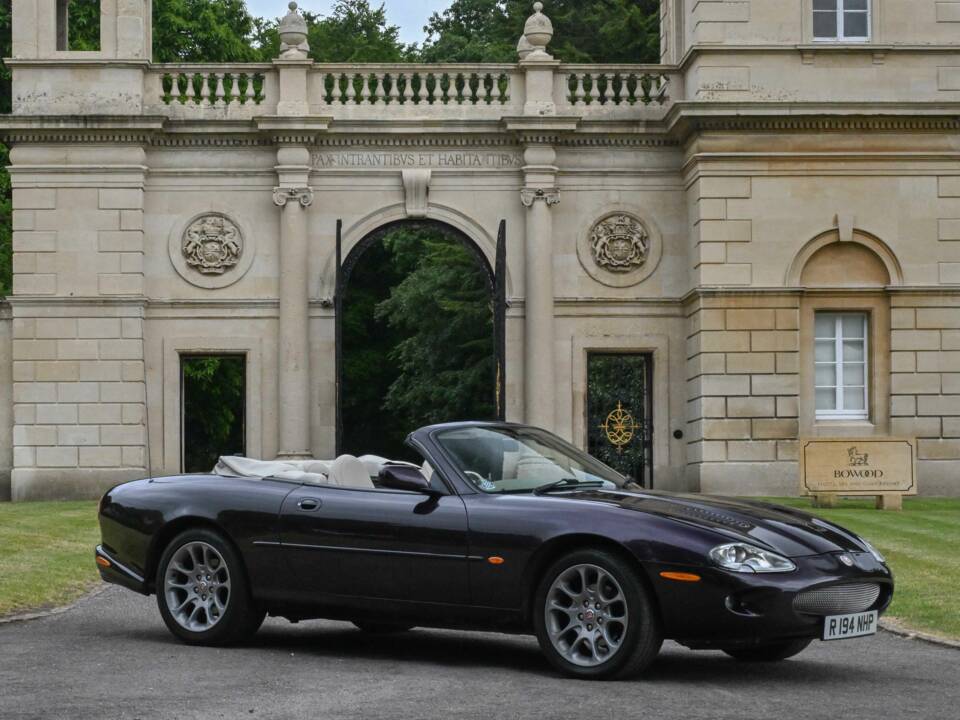 Image 23/50 of Jaguar XKR (1998)