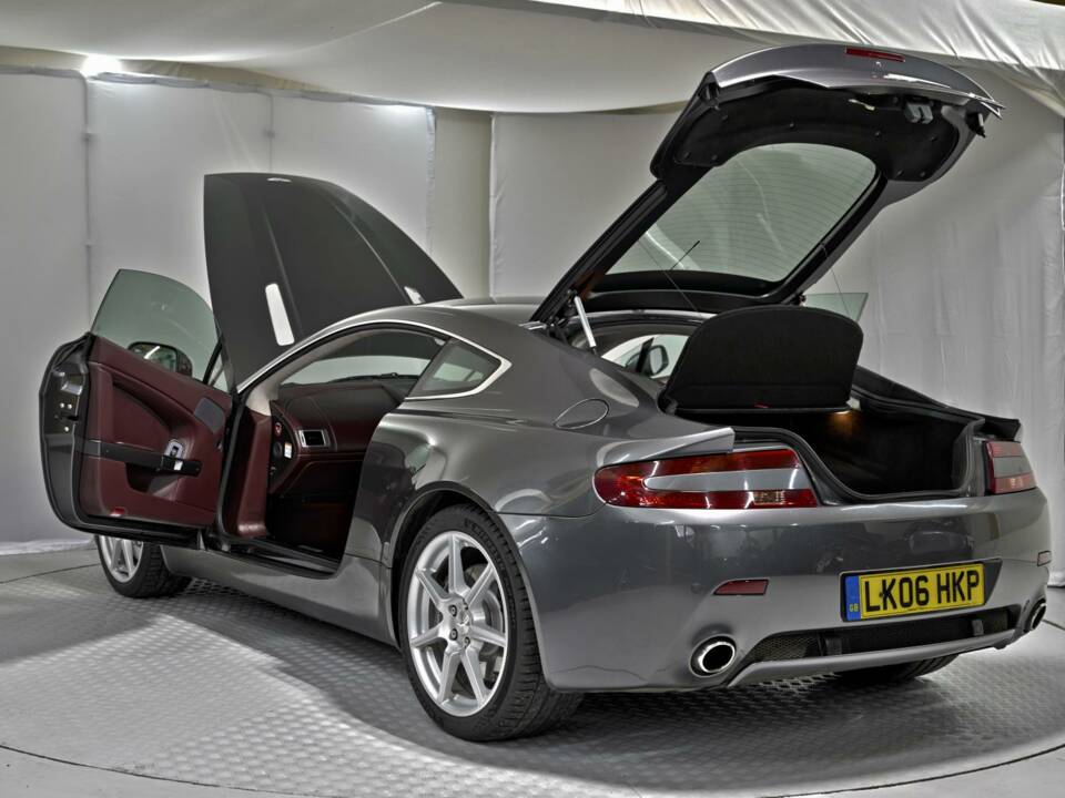 Image 21/50 de Aston Martin V8 Vantage (2006)