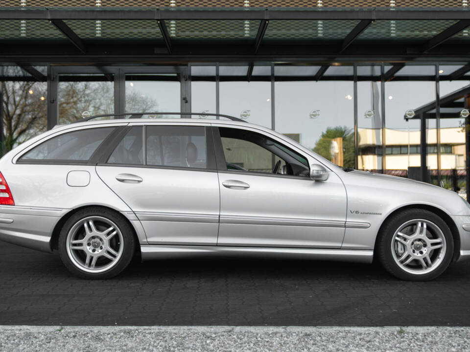 Image 3/26 de Mercedes-Benz C 32 AMG T (2002)