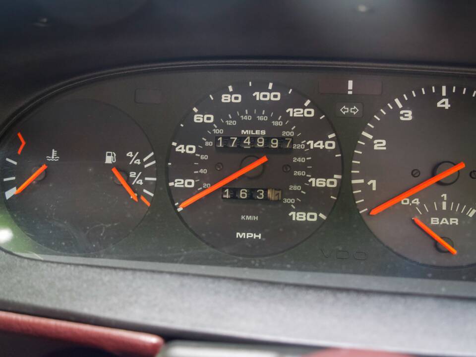 Image 22/24 of Porsche 944 Turbo (1988)