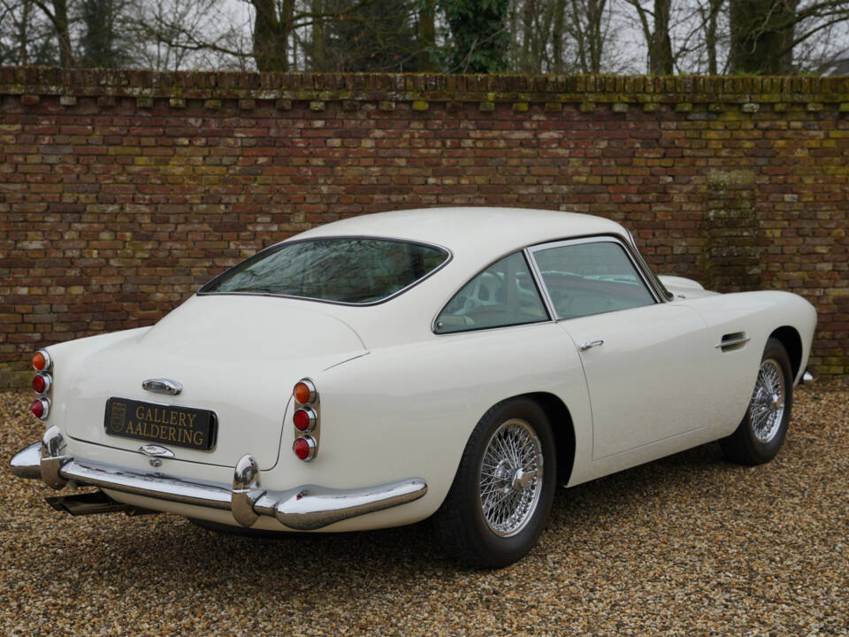 Image 2/50 de Aston Martin DB 4 (1961)