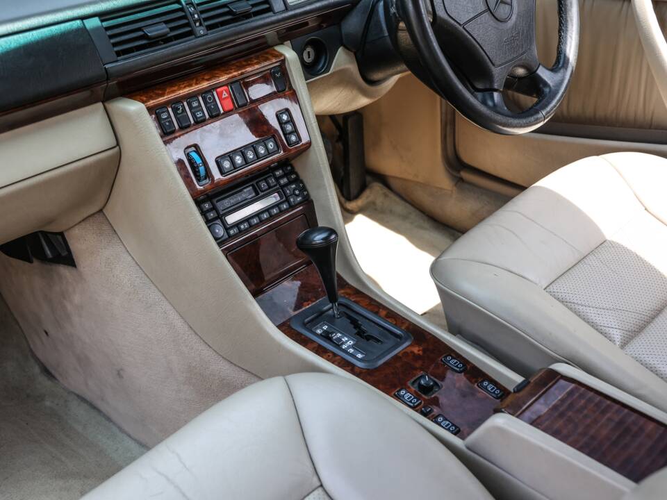 Image 25/37 of Mercedes-Benz E 320 (1995)