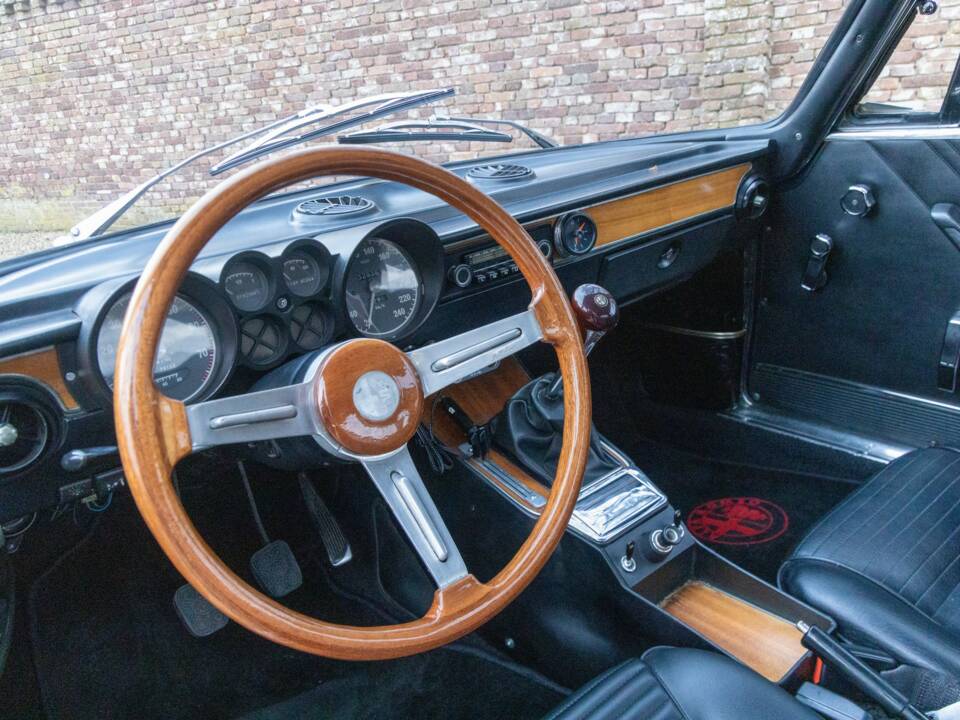 Image 45/50 of Alfa Romeo Giulia GT 1300 Junior (1971)