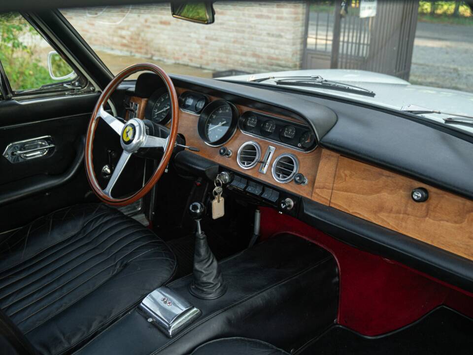 Bild 29/50 von Ferrari 330 GT 2+2 (1964)