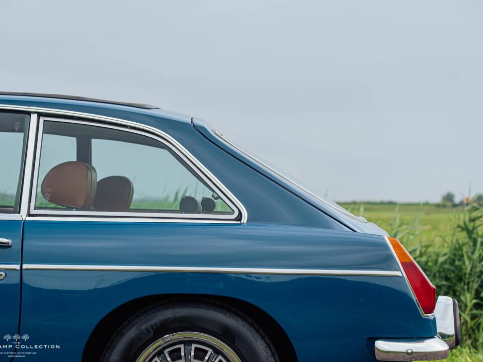 Image 7/40 of MG MGB GT V8 (1973)